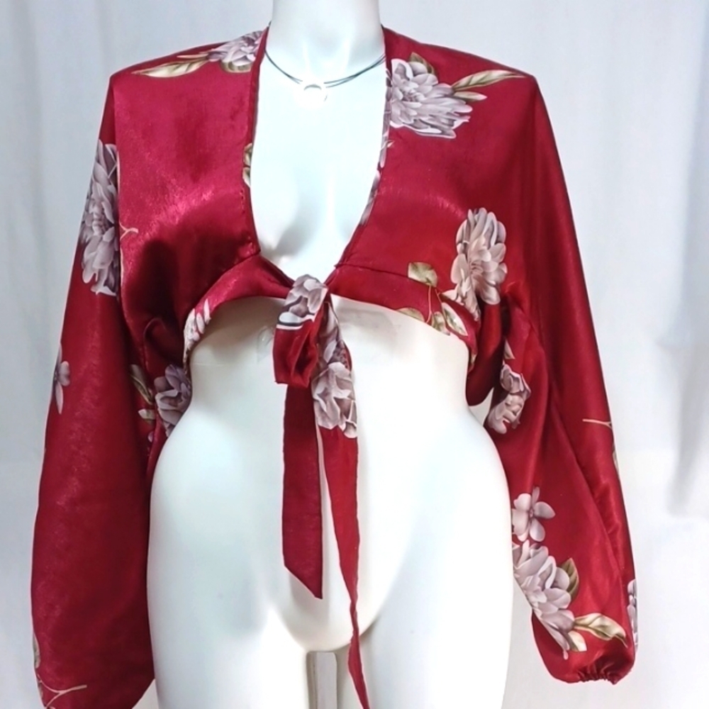 CHARLOTTE RUSSE TOP SIZE L IN A BEAUTIFUL BURGUNDY AND SILVER FLORAL DESIGN